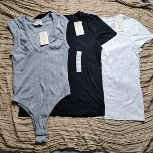 Lot Of 3 Universal Thread White, Black,Gray V-Neck Basic Tee Top/Bodysuit Sz M